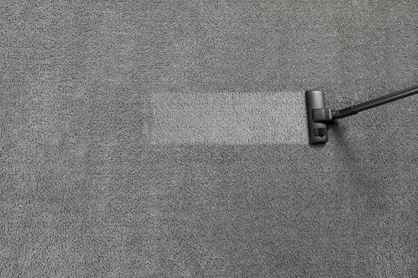 Staubsaugender Grauer Teppich Saubere Fläche Nach Gebrauch Des Gerätes Draufsicht — Stockfoto