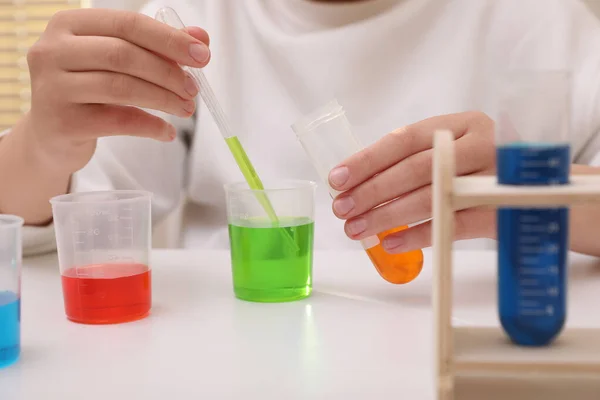 Mädchen Mischen Bunte Flüssigkeiten Weißem Tisch Drinnen Nahaufnahme Chemische Experimente — Stockfoto