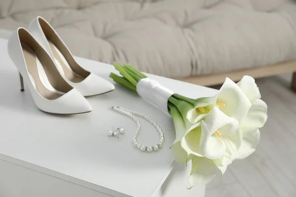 Krásná Calla Lilie Květiny Svázané Stuhou Boty Šperky Bílé Truhlice — Stock fotografie