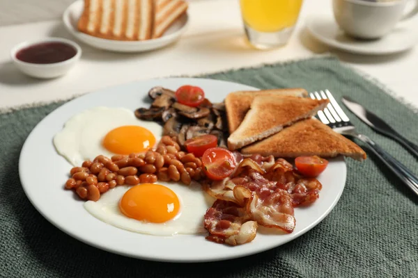 盘上有煎蛋 西红柿 熏肉和烤面包 传统英语早餐 — 图库照片