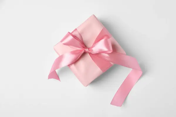 Caixa Presente Bonita Com Laço Rosa Fundo Branco Vista Superior — Fotografia de Stock