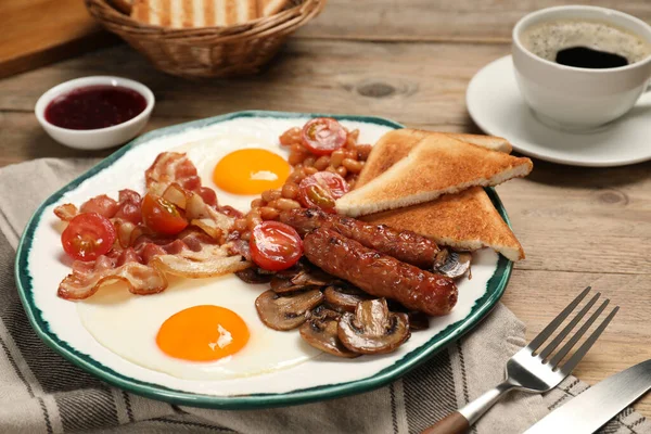 Geleneksel Ngiliz Kahvaltısı Ahşap Masada Servis Edilir Yakın Plan — Stok fotoğraf