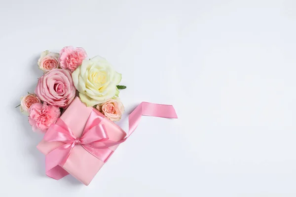 Caixa Presente Belas Flores Fundo Branco Flat Lay Espaço Para — Fotografia de Stock