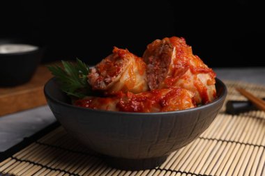 Ev yapımı domates sosuyla pişirilmiş lahana dürümleri, yakın plan.