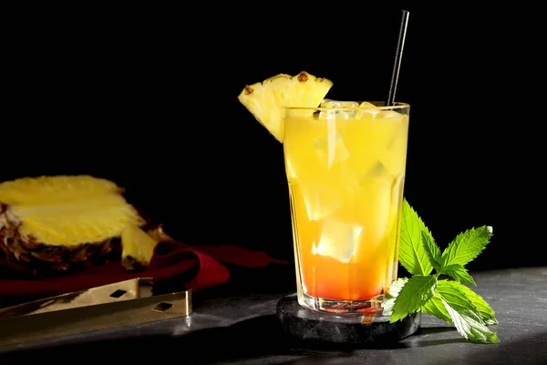 Verre Délicieux Cocktail Ananas Menthe Sur Une Table Noire Espace — Photo