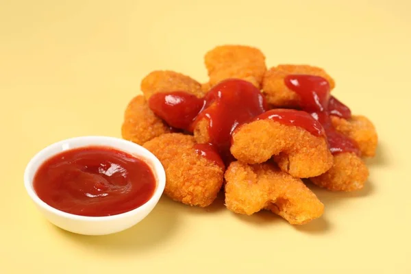 Nuggets Frango Saborosos Com Ketchup Fundo Amarelo Pálido — Fotografia de Stock