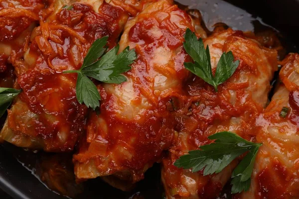 焼き皿にトマトソースで調理されたおいしい詰めキャベツロール トップビュー — ストック写真