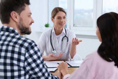 Klinikteki doğum doktoruyla randevusu olan çift. Hasta danışmanlığı
