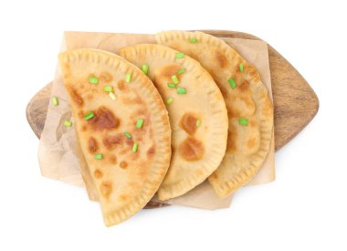 Peynirli ve soğanlı nefis kızarmış chebureki beyaza izole edilmiş.