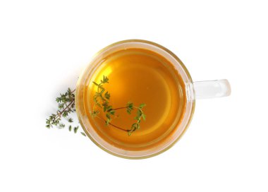 Kekikli Aromatik bitki çayı, beyaza izole edilmiş, üst manzara