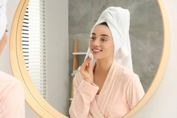 Vacker Kvinna Frotté Handduk Bort Makeup Med Bomullspad Nära Spegeln — Stockfoto