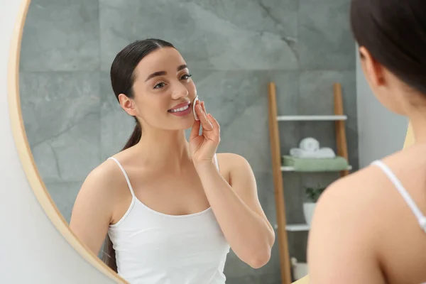 Mulher Bonita Removendo Maquiagem Com Almofada Algodão Perto Espelho Dentro — Fotografia de Stock