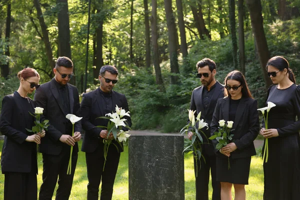 묘지에 화강암 근처에서 피우는 사람들이 장례식 — 스톡 사진