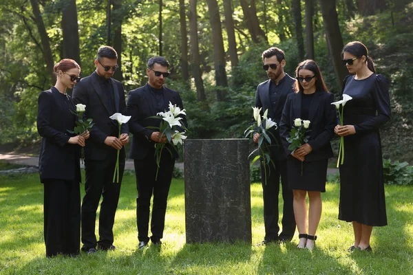 Tristes Pessoas Com Flores Luto Perto Lápide Granito Cemitério Livre — Fotografia de Stock