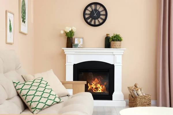 居心地の良いリビングルームで快適なソファの近くのスタイリッシュな暖炉 — ストック写真