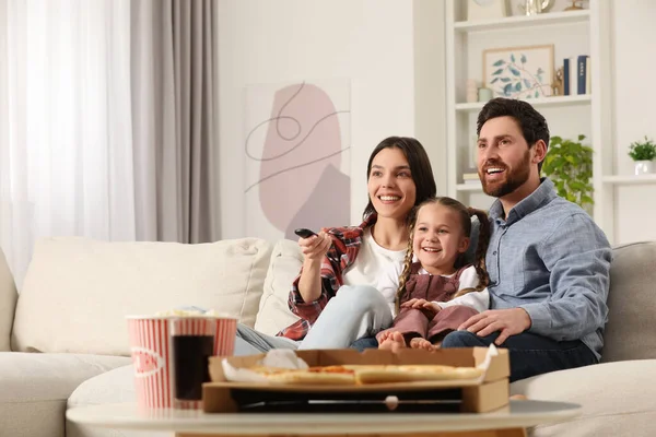 Šťastná Rodina Sledování Televize Popcornem Pizzou Pohovce Doma — Stock fotografie