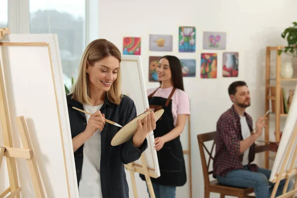 Grupo Alunos Que Frequentam Aulas Pintura Estúdio Passatempo Criativo — Fotografia de Stock