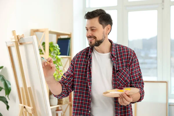 Bonito Homem Pintar Estúdio Passatempo Criativo — Fotografia de Stock