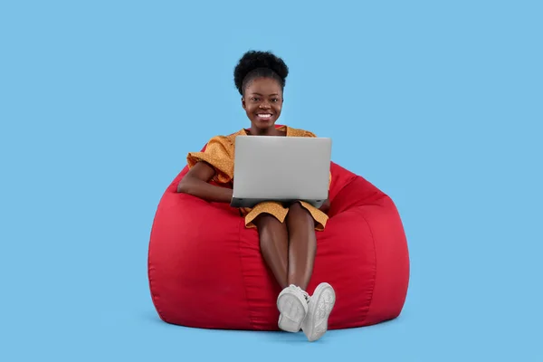Όμορφη Νεαρή Γυναίκα Φορητό Υπολογιστή Κάθεται Καρέκλα Beanbag Έναντι Ανοιχτό — Φωτογραφία Αρχείου
