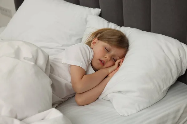 小女孩睡觉时打呼噜 — 图库照片