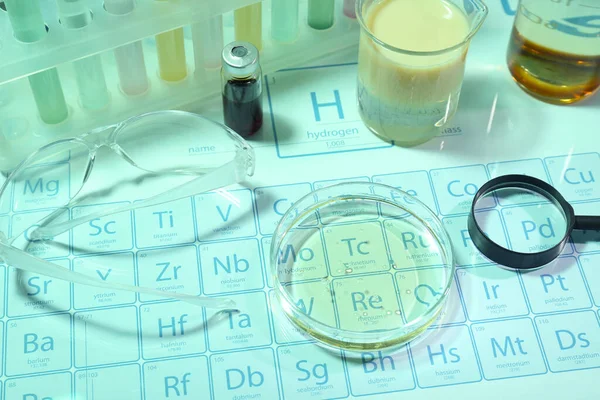Különböző Laboratóriumi Berendezések Folyadékkal Biztonsági Szemüveggel Kémiai Elemek Periódusos Tábláján — Stock Fotó