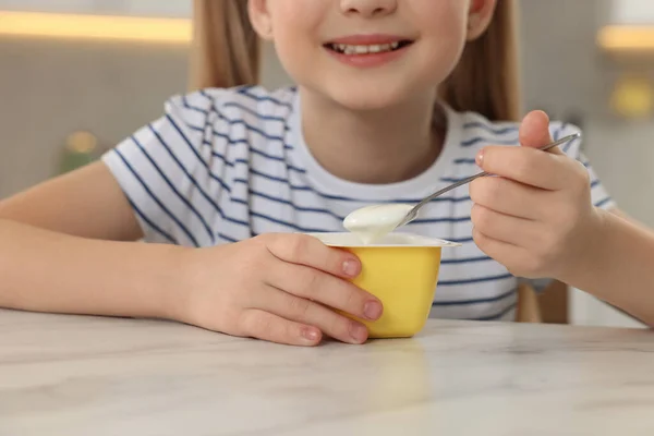 Cute Little Girl Smacznym Jogurtem Białym Marmurowym Stole Zbliżenie — Zdjęcie stockowe