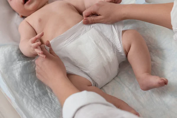 Mother Changing Her Baby Diaper Table Closeup — Stock Photo, Image