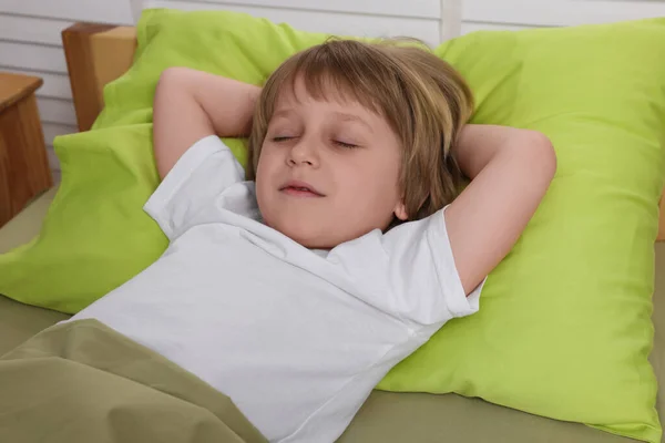 Anak Kecil Mendengkur Saat Tidur Dalam Ruangan — Stok Foto