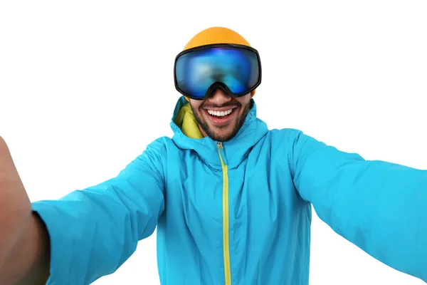 Kar Gözlüklü Gülümseyen Genç Adam Beyaz Arka Planda Selfie Çekiyor — Stok fotoğraf