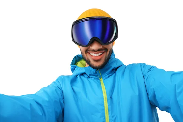 Glimlachende Jonge Man Skibril Het Nemen Van Selfie Witte Achtergrond — Stockfoto