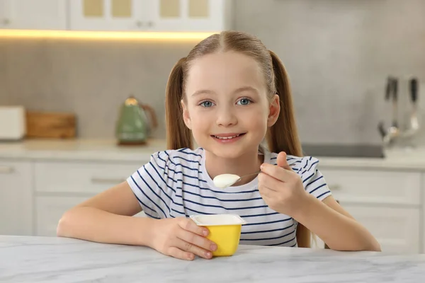 Милая Маленькая Девочка Вкусным Йогуртом Белым Мраморным Столом Кухне — стоковое фото