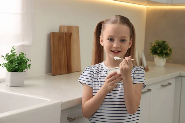 Мила Маленька Дівчинка Смачним Йогуртом Кухні — стокове фото
