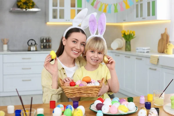 Anne Paskalya Yumurtaları Mutfakta Tatlı Oğlu — Stok fotoğraf