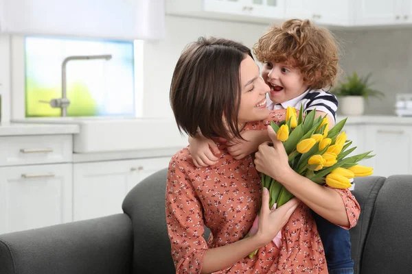 Kisfiú Gratulál Anyjának Otthon Töltött Anyák Napjával Kezében Csokor Sárga — Stock Fotó