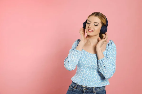 Ευτυχισμένη Γυναίκα Ακουστικά Που Απολαμβάνει Μουσική Ροζ Φόντο Χώρος Για — Φωτογραφία Αρχείου