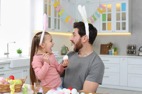 Sevimli Kızı Mutfakta Paskalya Yumurtaları Olan Duygusal Bir Baba — Stok fotoğraf