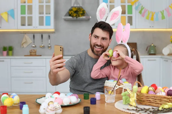 Baba Tatlı Kızı Mutfaktaki Masada Selfie Çekiyorlar Paskalya Yumurtaları Boyuyorum — Stok fotoğraf