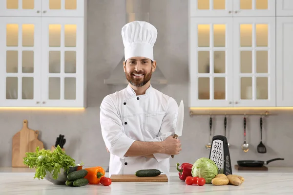 Retrato Chef Feliz Com Faca Mesa Mármore Cozinha — Fotografia de Stock