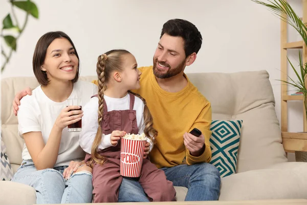 Boldog Család Néz Popcornnal Kanapén Beltérben Hely Szöveges — Stock Fotó