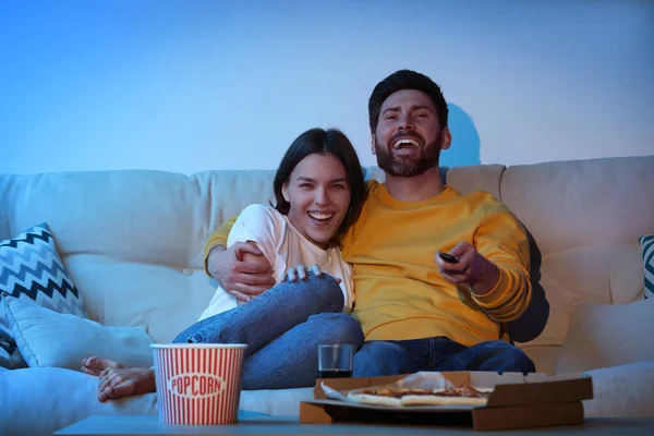 Šťastný Pár Sledující Televizi Popcornem Pizzou Gauči — Stock fotografie