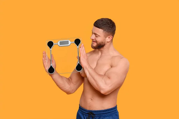 Sportlicher Mann Mit Schuppen Auf Orangefarbenem Hintergrund Konzept Zur Gewichtsreduktion — Stockfoto
