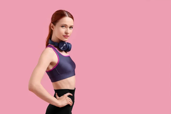 Mulher Sportswear Fones Ouvido Fundo Rosa Espaço Para Texto — Fotografia de Stock