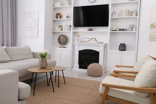 スタイリッシュな家具 装飾的な暖炉 テレビセットと居心地の良い部屋のインテリア — ストック写真