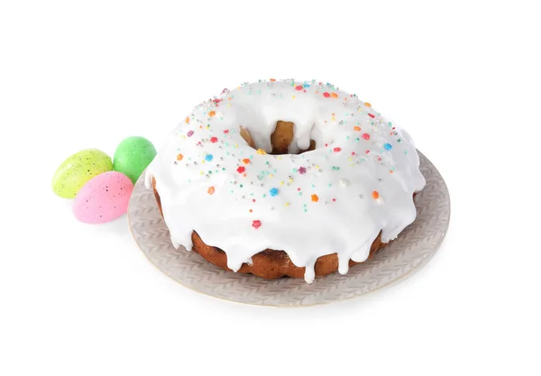 白に隔離されたスプリンクルと塗装卵とイースターケーキ — ストック写真