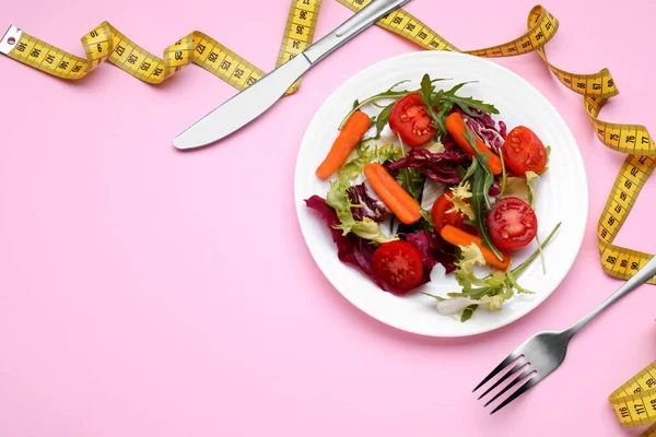 健康的色拉 有粉色背景的测量带 平坦的布局和文字空间 饮食概念 — 图库照片