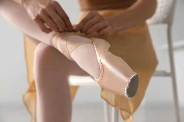 Ballerina Tying Pointe Shoes Dance Studio Closeup — Stock Photo, Image