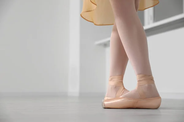 芭蕾舞女穿着尖皮鞋在室内跳舞 案文的篇幅 — 图库照片