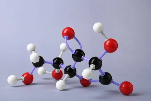 Açık Gri Arka Planda Vitamini Molekülü Kimyasal Model — Stok fotoğraf