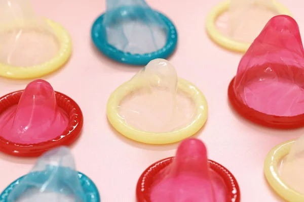 Preservativos Sobre Fondo Rosa Primer Plano Sexo Seguro —  Fotos de Stock