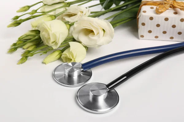 Stethoscopes Ajándék Doboz Eustoma Virágok Fehér Háttérrel Közelkép Boldog Orvosnapot — Stock Fotó